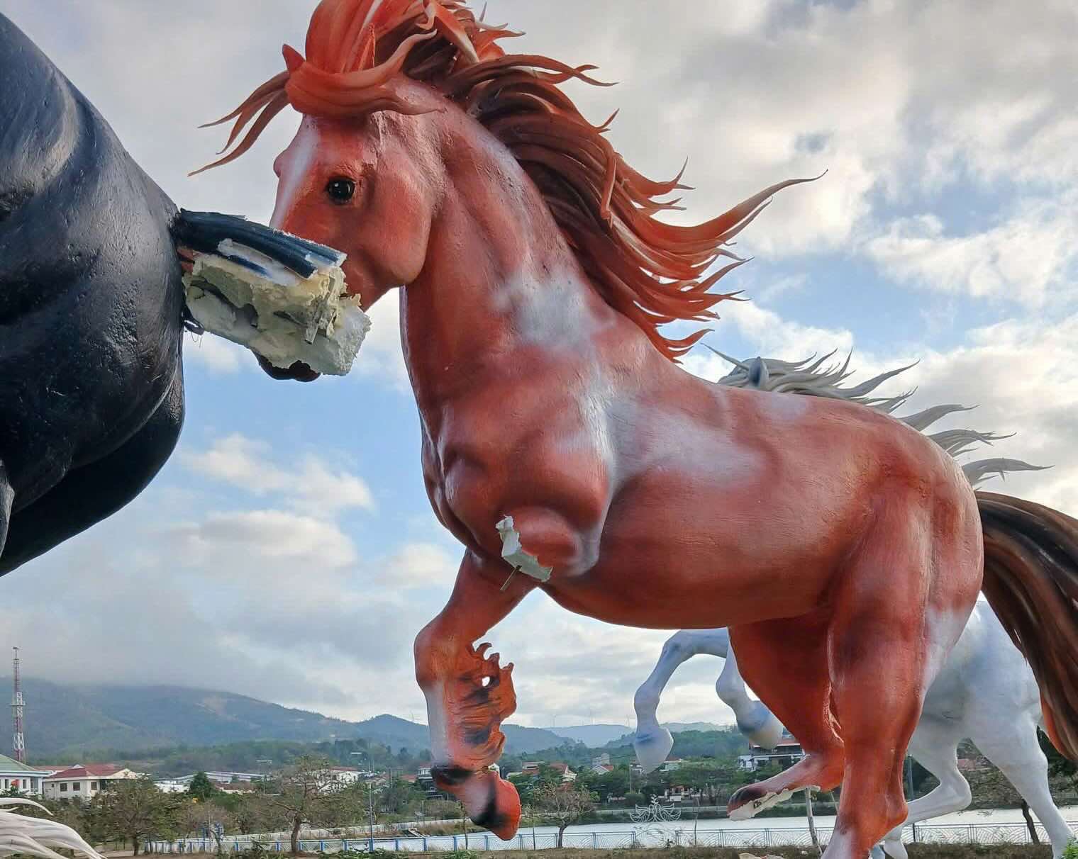 Hoàn cảnh của 2 cháu nhỏ đập phá mô hình "Mã đáo thành công" 400 triệu đồng, trưởng thôn tiết lộ bất ngờ- Ảnh 2. Hoàn cảnh của 2 cháu nhỏ đập phá mô hình