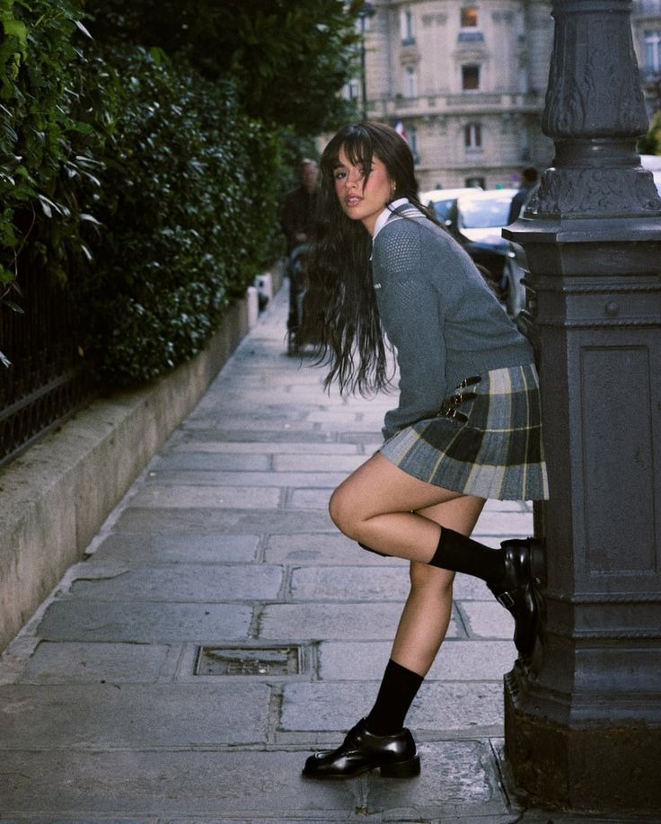 Trời T&acirc;y c&oacute; mỹ nh&acirc;n thấp b&eacute; vỏn vẹn 1m57 nhưng mặc đẹp th&ocirc;i rồi, dạo phố m&agrave; tưởng đi show thời trang- Ảnh 3.