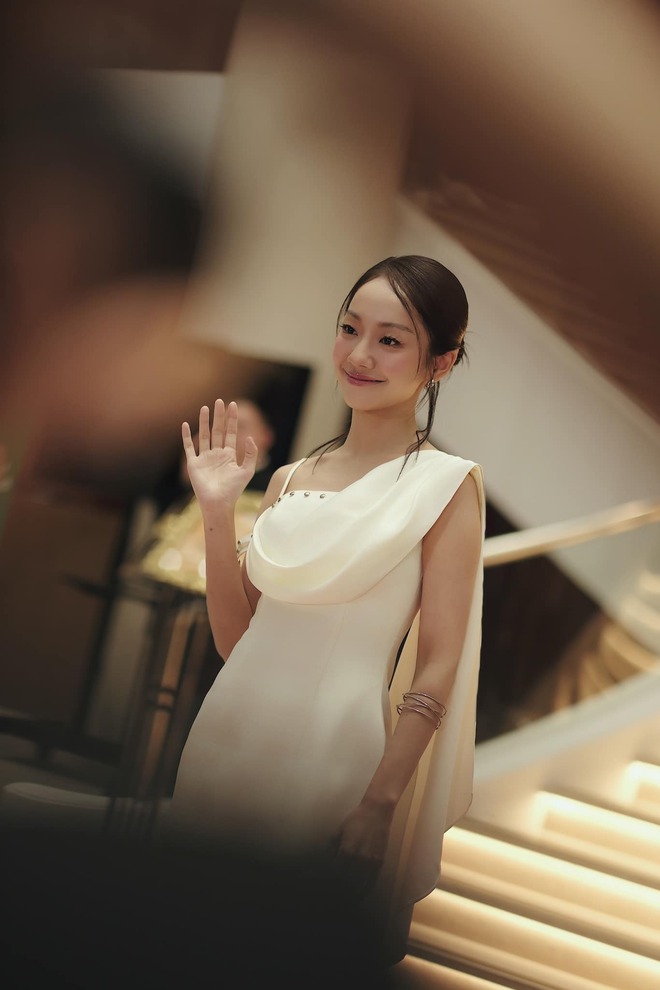 "N&agrave;ng thơ showbiz" cao vỏn vẹn 1m50: Mặc đẹp qu&ecirc;n sầu, đứng ở đ&acirc;u cũng ph&aacute;t s&aacute;ng- Ảnh 11.