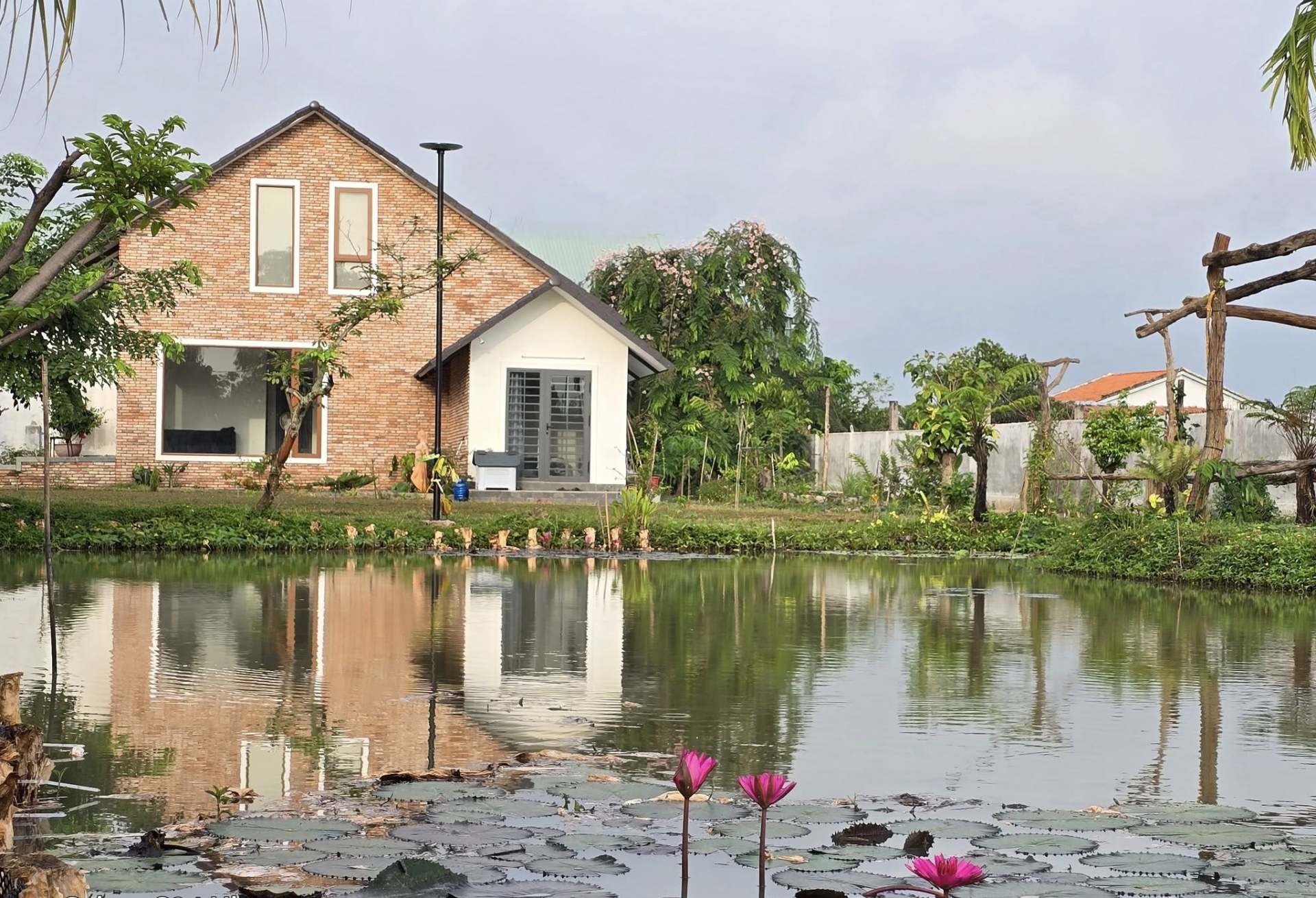 "&Ocirc;ng ho&agrave;ng nhạc đỏ" nổi tiếng miền Nam: Mặn nồng b&ecirc;n vợ diễn vi&ecirc;n, c&oacute; cả nh&agrave; phố lẫn biệt thự 3000m2- Ảnh 8.