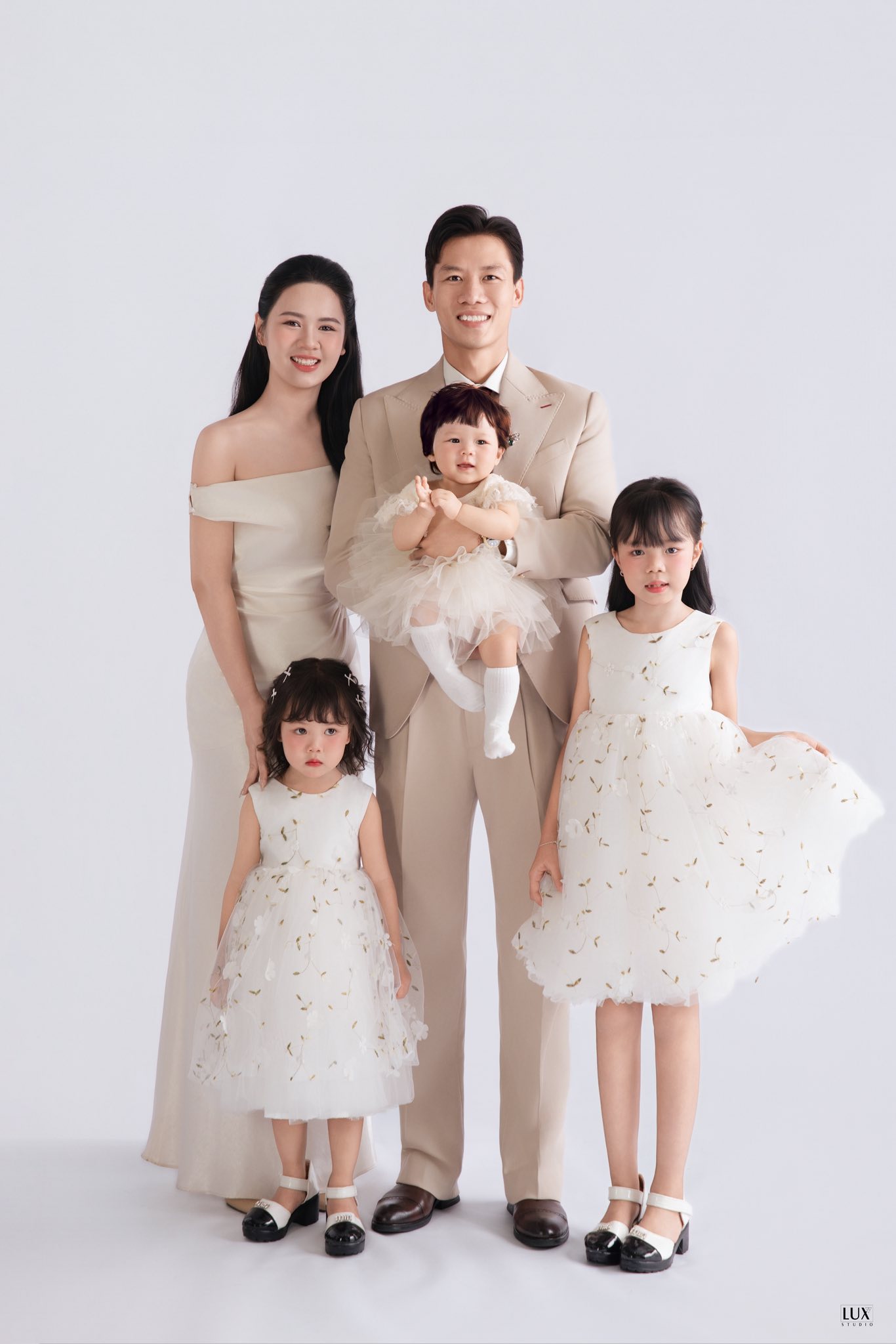 Hoa khôi ĐH Vinh 'xả ảnh' cùng đội trưởng tuyển Việt Nam đi ăn cưới, đẳng cấp nhan sắc số 1 làng WAGs- Ảnh 4. Hoa khôi ĐH Vinh 'xả ảnh' cùng đội trưởng tuyển Việt Nam đi ăn cưới, đẳng cấp nhan sắc số 1 làng WAGs- Ảnh 4.