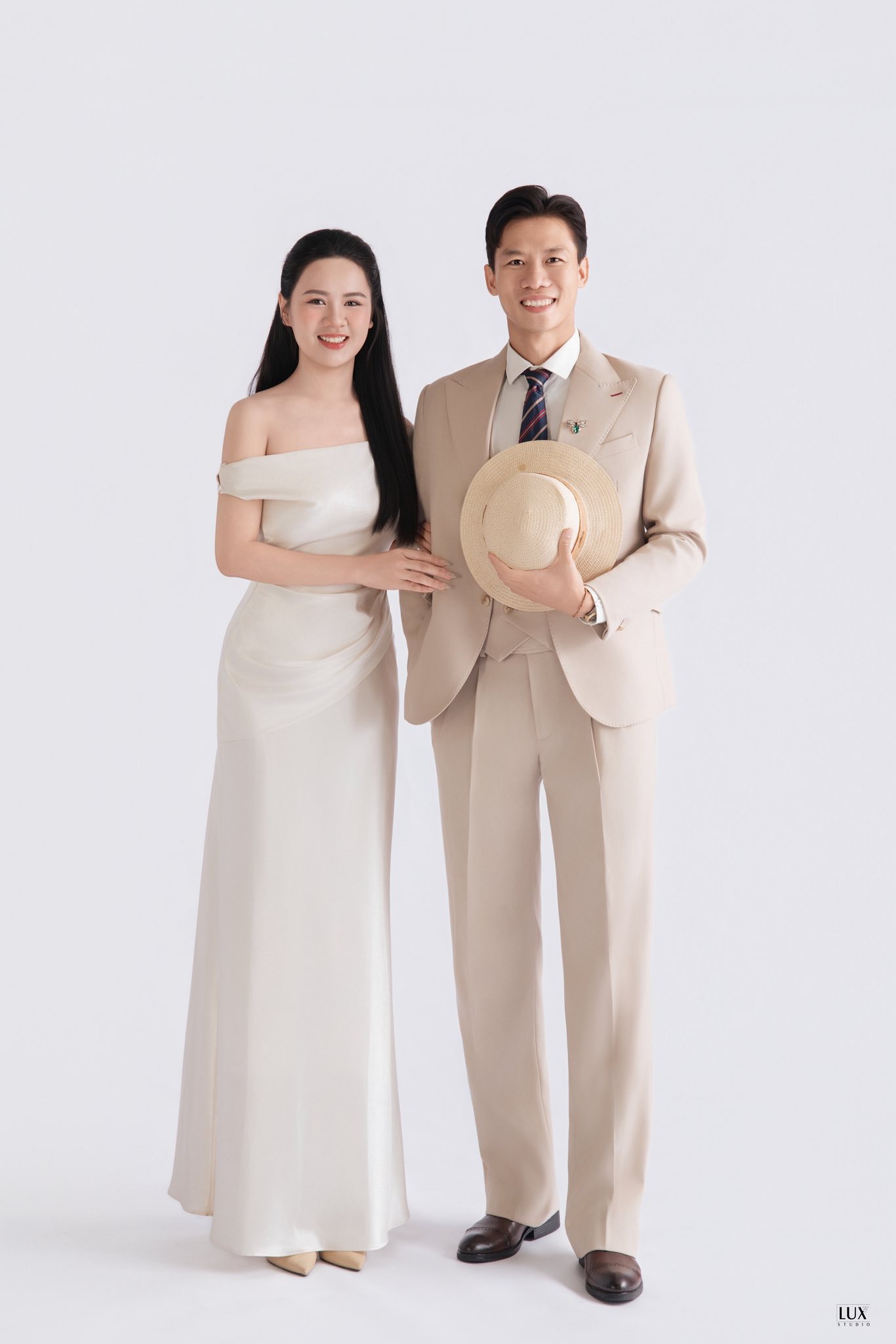 Hoa khôi ĐH Vinh 'xả ảnh' cùng đội trưởng tuyển Việt Nam đi ăn cưới, đẳng cấp nhan sắc số 1 làng WAGs- Ảnh 3. Hoa khôi ĐH Vinh 'xả ảnh' cùng đội trưởng tuyển Việt Nam đi ăn cưới, đẳng cấp nhan sắc số 1 làng WAGs- Ảnh 3.