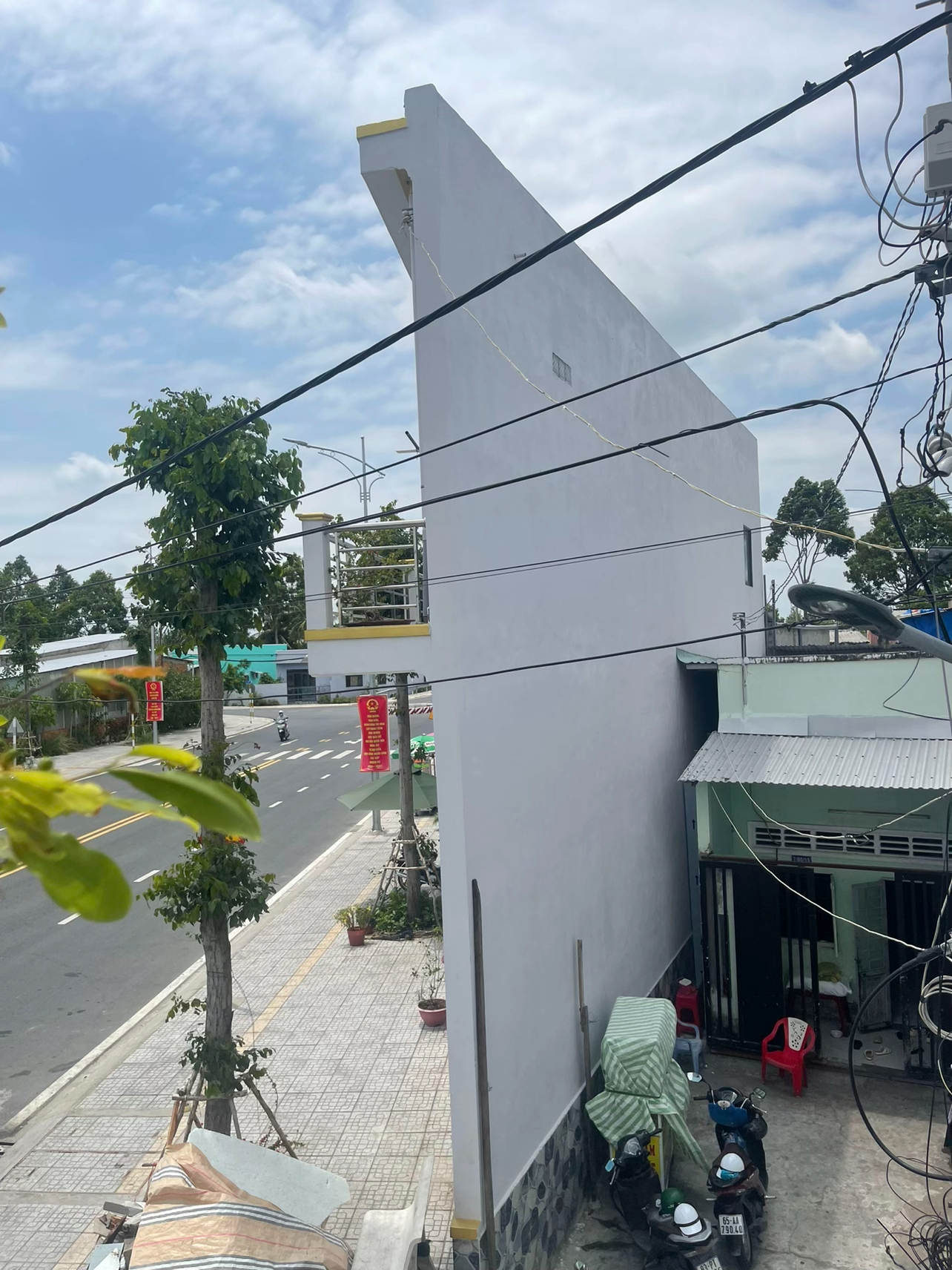 Ng&ocirc;i nh&agrave; &ldquo;mỏng nhất Cần Thơ&rdquo; chỉ rộng v&agrave;i chục cm g&acirc;y b&atilde;o mạng, chủ nh&agrave; 71 tuổi l&ecirc;n tiếng: &ldquo;Gia đ&igrave;nh t&ocirc;i rất phiền&hellip;&rdquo;- Ảnh 1.