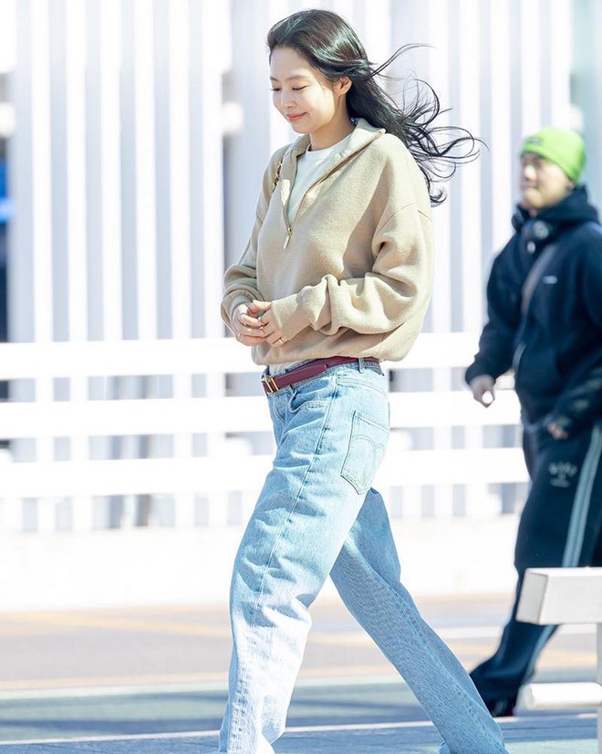 Team g&aacute;i đẹp mang jeans cạp trễ trở lại: Chiếc quần "tai tiếng" của Y2K trở th&agrave;nh xu hướng hot 2026- Ảnh 10.