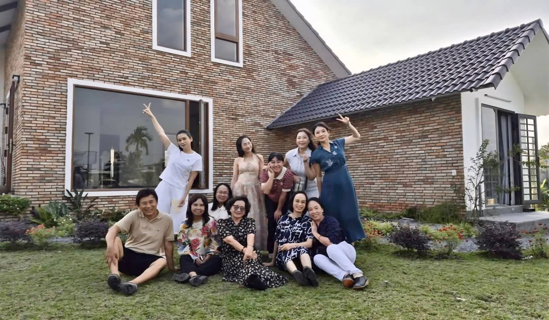 "&Ocirc;ng ho&agrave;ng nhạc đỏ" nổi tiếng miền Nam: Mặn nồng b&ecirc;n vợ diễn vi&ecirc;n, c&oacute; cả nh&agrave; phố lẫn biệt thự 3000m2- Ảnh 9.