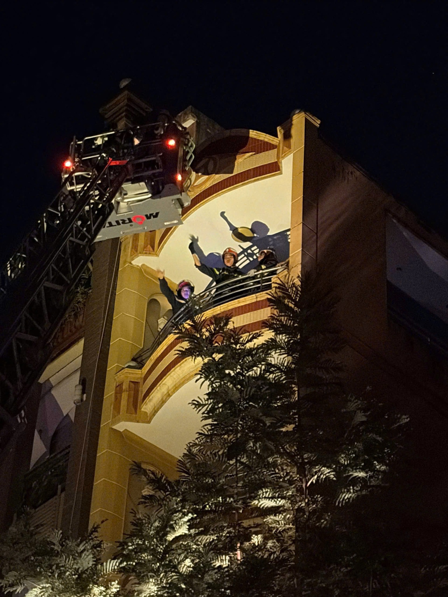 Hiện trường đám cháy khiến 2 vợ chồng cùng 3 con nhỏ mắc kẹt bên trong lúc nửa đêm- Ảnh 2. Hiện trường đám cháy khiến 2 vợ chồng cùng 3 con nhỏ mắc kẹt bên trong lúc nửa đêm- Ảnh 2.