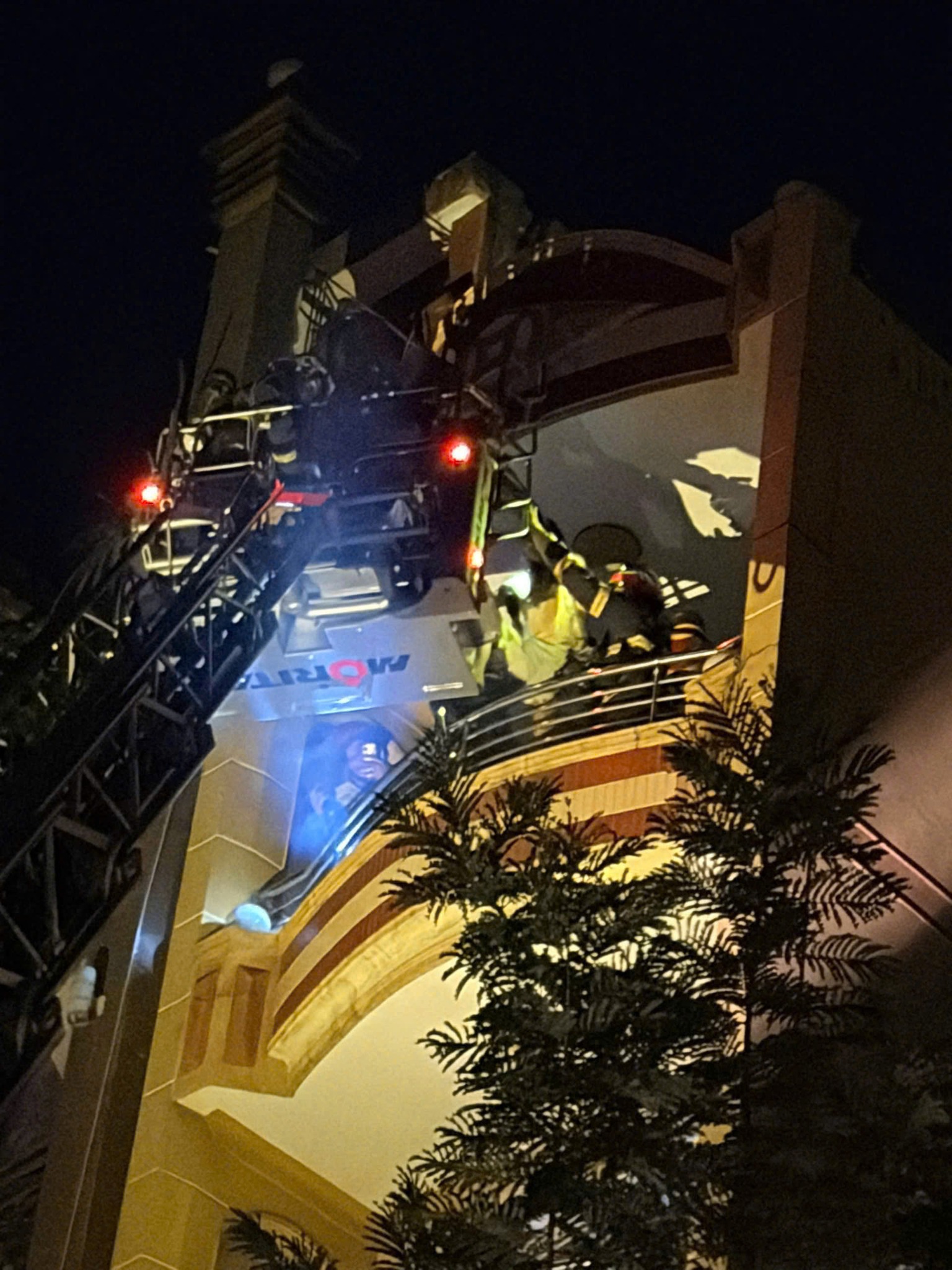 Hiện trường đám cháy khiến 2 vợ chồng cùng 3 con nhỏ mắc kẹt bên trong lúc nửa đêm- Ảnh 4. Hiện trường đám cháy khiến 2 vợ chồng cùng 3 con nhỏ mắc kẹt bên trong lúc nửa đêm- Ảnh 4.