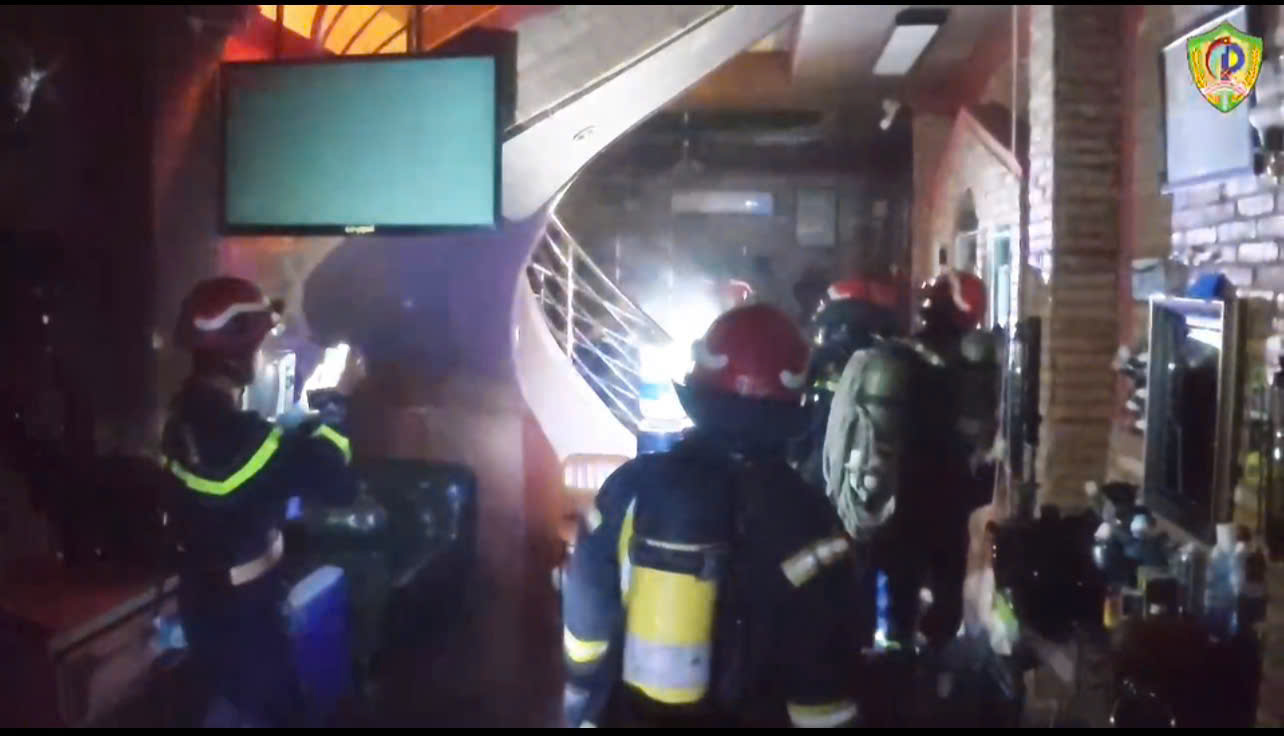 Hiện trường đám cháy khiến 2 vợ chồng cùng 3 con nhỏ mắc kẹt bên trong lúc nửa đêm- Ảnh 1. Hiện trường đám cháy khiến 2 vợ chồng cùng 3 con nhỏ mắc kẹt bên trong lúc nửa đêm- Ảnh 1.