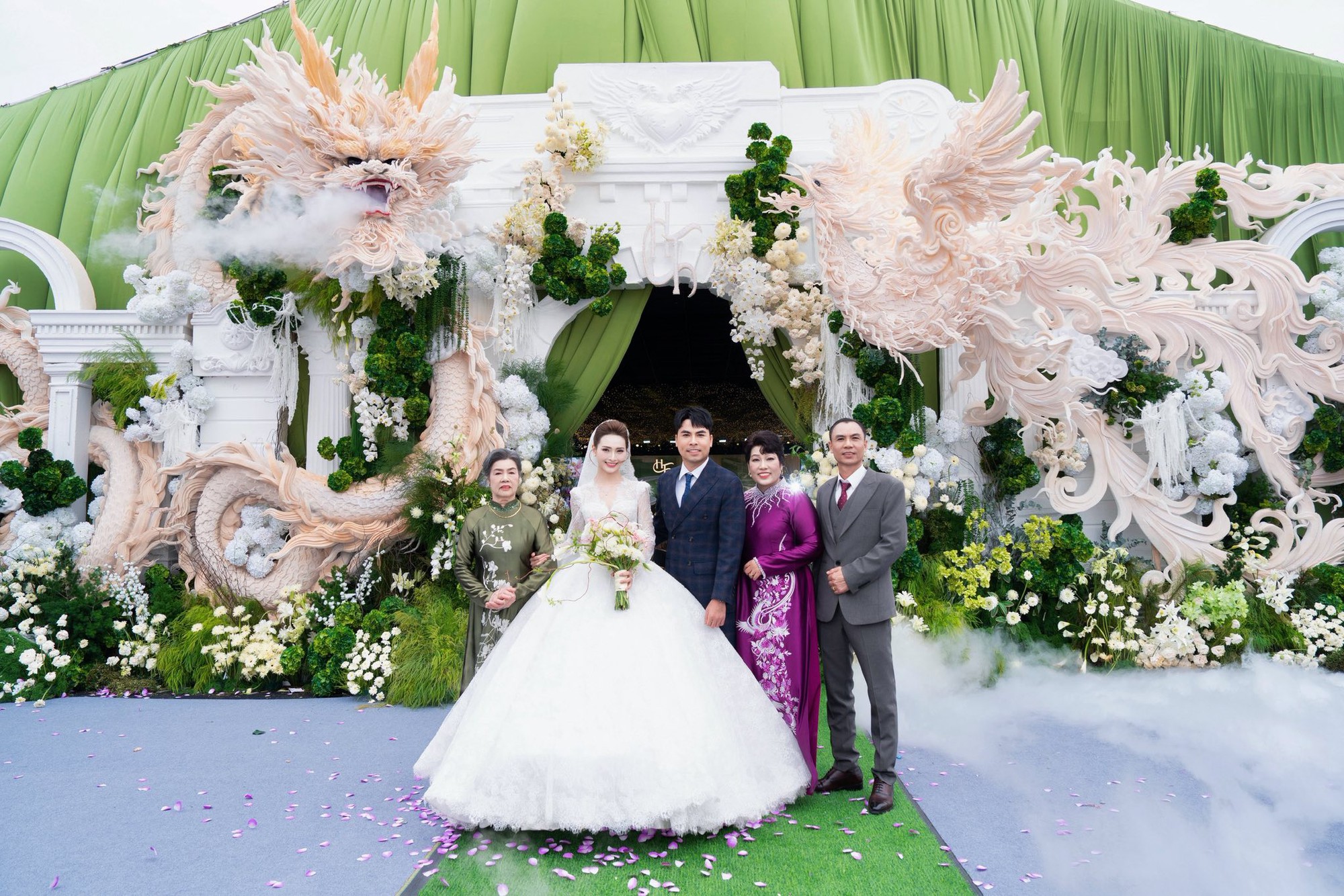 Ảnh cưới n&eacute;t căng của cầu thủ Đức Huy v&agrave; MC Huyền Trang M&ugrave; Tạt- Ảnh 5.