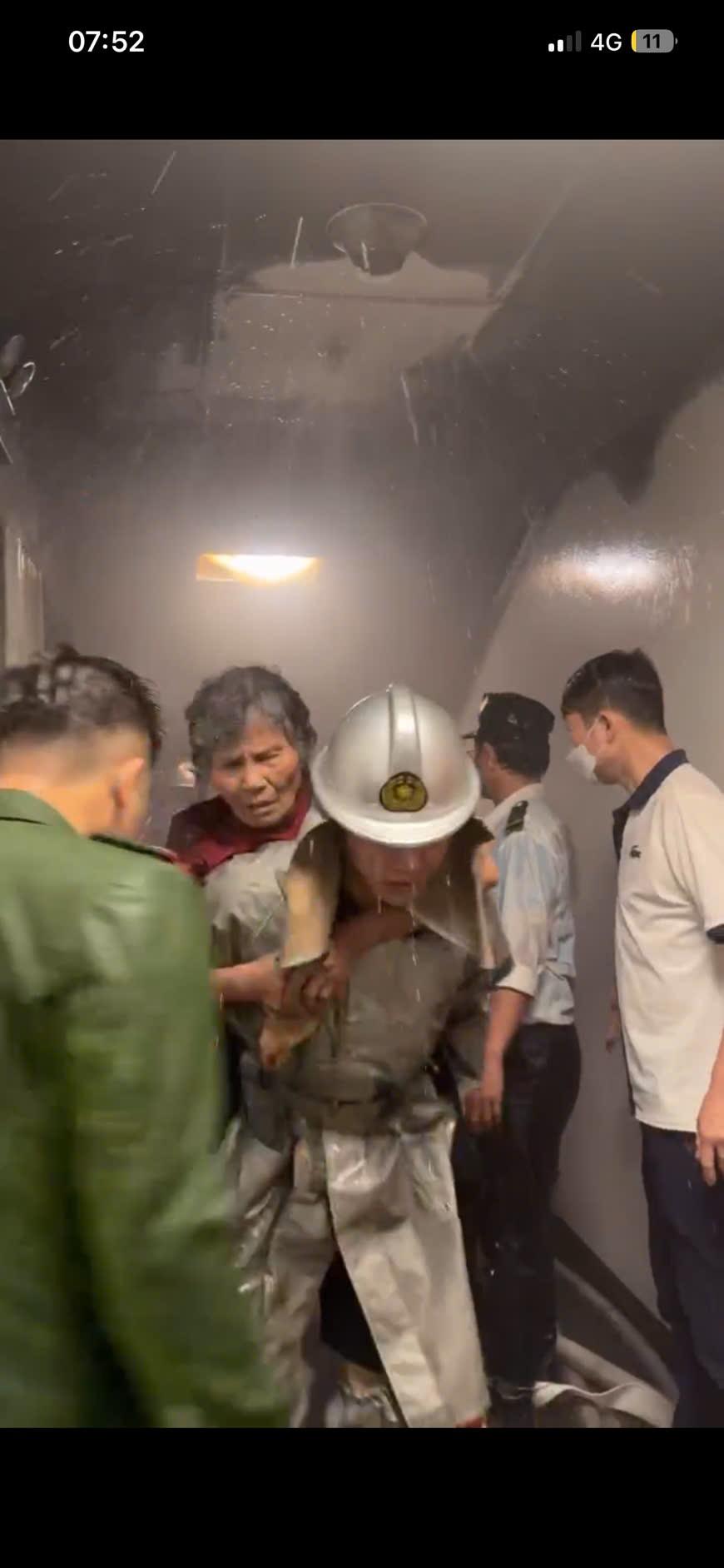 Cháy căn hộ chung cư Ecohome 1 ở Hà Nội lúc rạng sáng, khói và khí độc lan khắp hành lang- Ảnh 2. Cháy căn hộ chung cư Ecohome 1 ở Hà Nội lúc rạng sáng, khói và khí độc lan khắp hành lang- Ảnh 2.