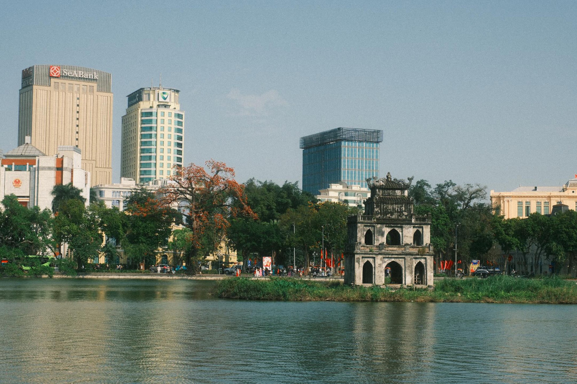 Ngắm "cụ gạo" trăm tuổi rực rỡ g&oacute;c trời H&agrave; Nội: K&yacute; ức tuổi thơ quen thuộc của bao thế hệ mỗi độ th&aacute;ng 3 về- Ảnh 10.