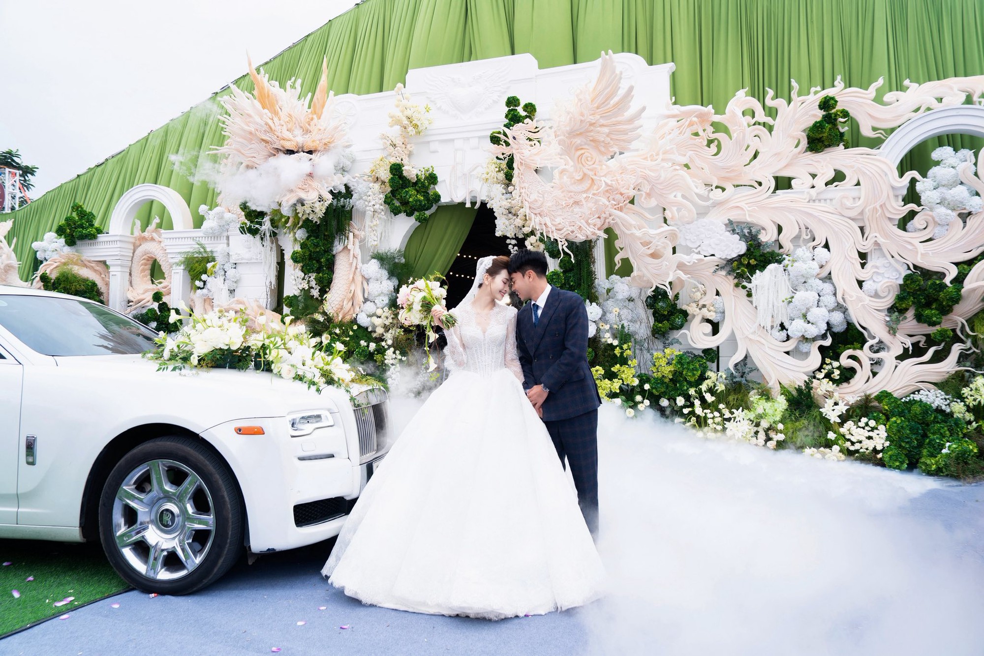 Ảnh cưới n&eacute;t căng của cầu thủ Đức Huy v&agrave; MC Huyền Trang M&ugrave; Tạt- Ảnh 1.