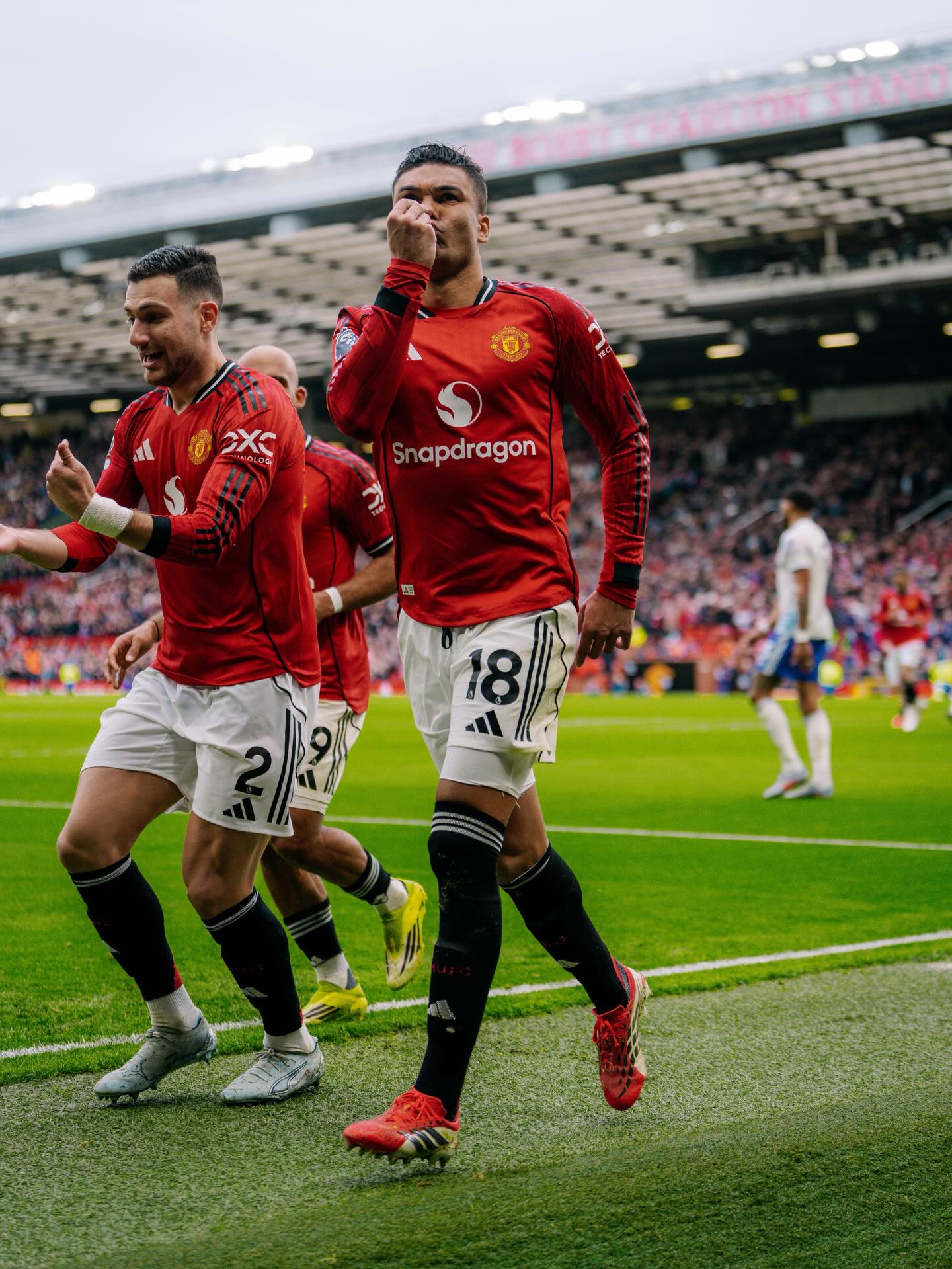 Fan MU ngạo nghễ nhất lúc này: "Quỷ đỏ" hủy diệt Man City đến Arsenal, gã khổng lồ đã thực sự thức giấc!- Ảnh 2. Fan MU ngạo nghễ nhất lúc này: "Quỷ đỏ" hủy diệt Man City đến Arsenal, gã khổng lồ đã thực sự thức giấc!- Ảnh 2.