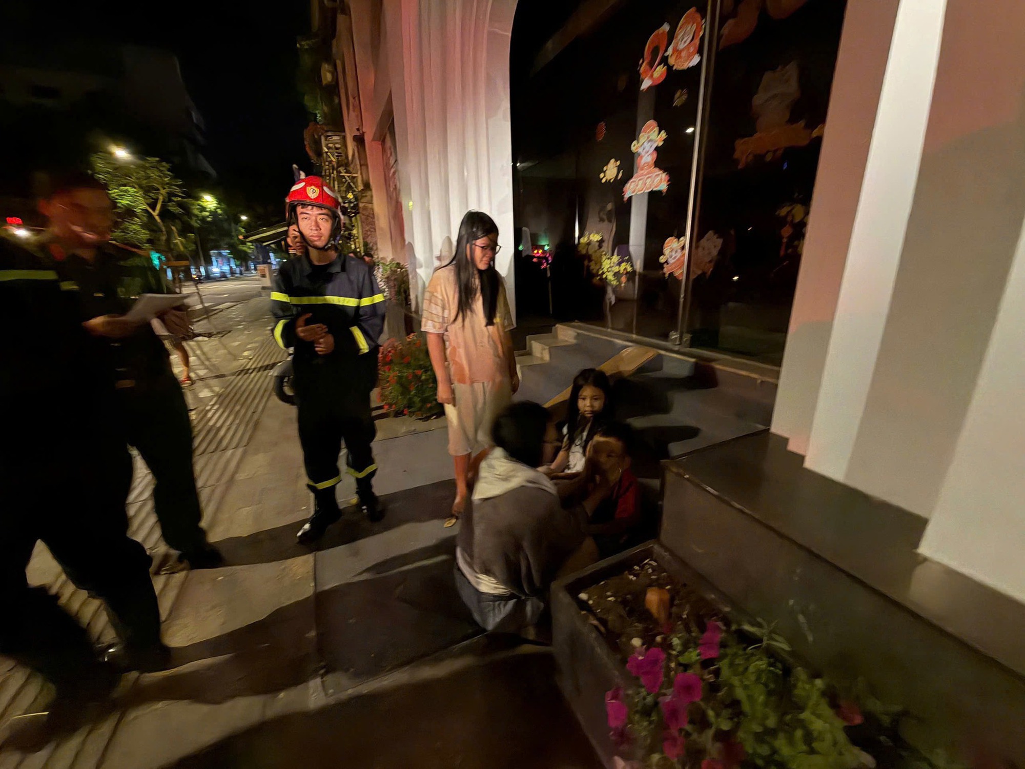 Hiện trường đám cháy khiến 2 vợ chồng cùng 3 con nhỏ mắc kẹt bên trong lúc nửa đêm- Ảnh 5. Hiện trường đám cháy khiến 2 vợ chồng cùng 3 con nhỏ mắc kẹt bên trong lúc nửa đêm- Ảnh 5.