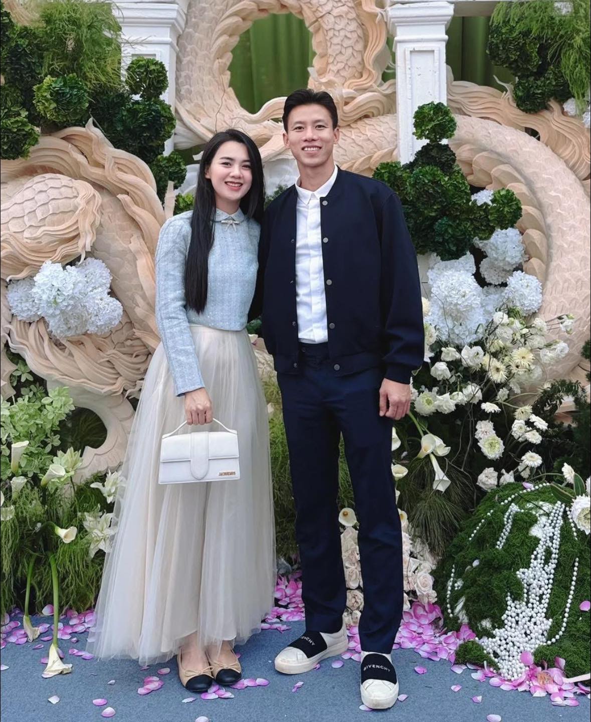 Hoa khôi ĐH Vinh 'xả ảnh' cùng đội trưởng tuyển Việt Nam đi ăn cưới, đẳng cấp nhan sắc số 1 làng WAGs- Ảnh 1. Hoa khôi ĐH Vinh 'xả ảnh' cùng đội trưởng tuyển Việt Nam đi ăn cưới, đẳng cấp nhan sắc số 1 làng WAGs- Ảnh 1.