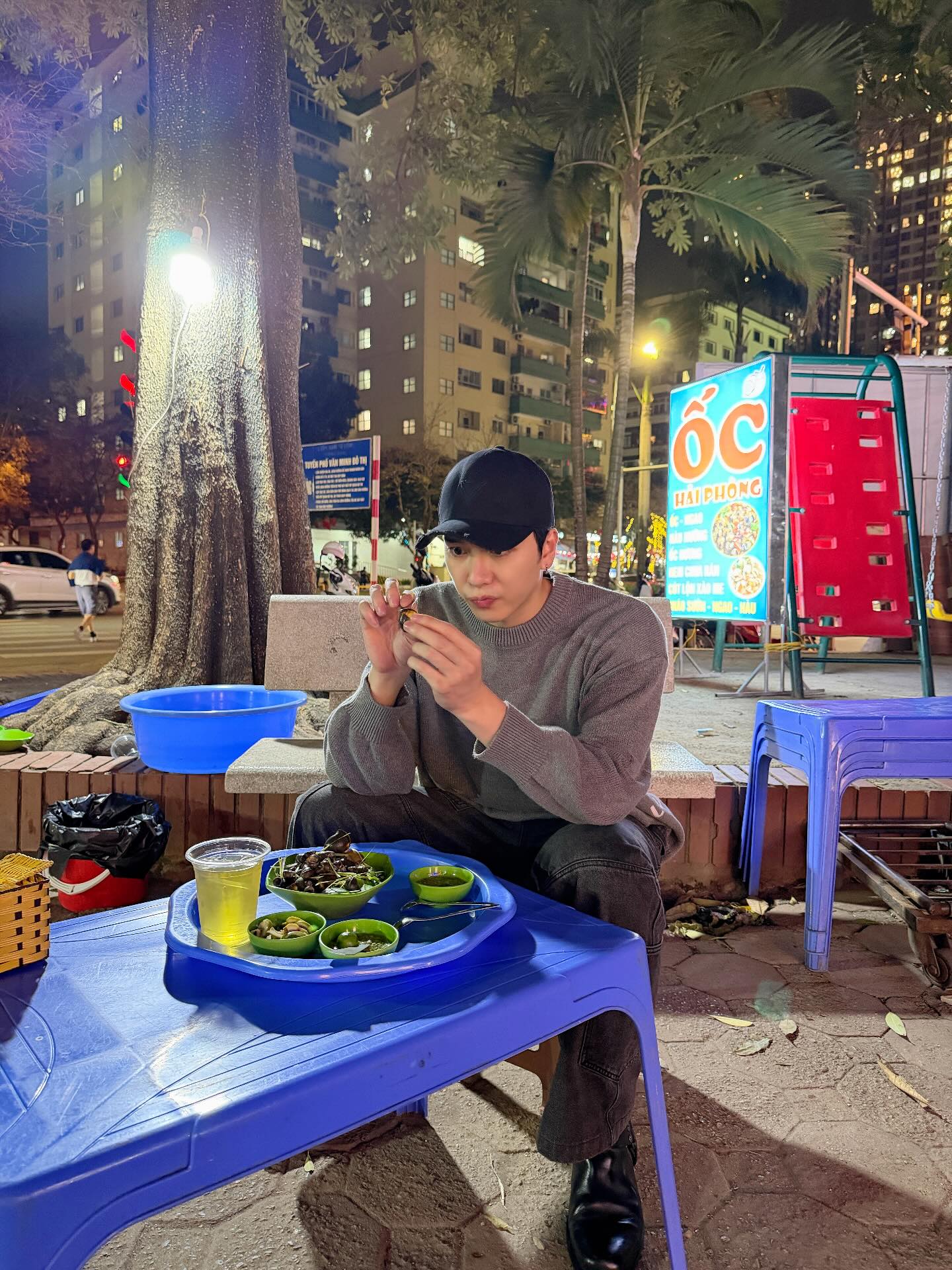 1 Anh Trai hớt hải bỏ chạy khỏi concert, khoảnh khắc nằm trong ph&ograve;ng kh&aacute;m khiến ai cũng hoang mang- Ảnh 1.