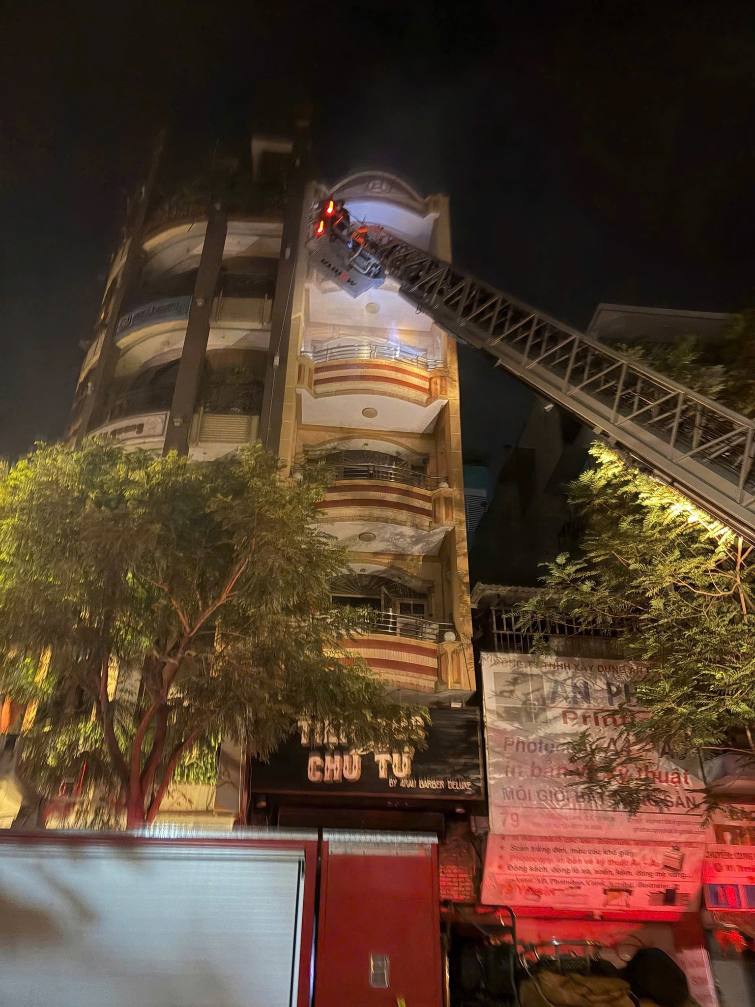 Hiện trường đám cháy khiến 2 vợ chồng cùng 3 con nhỏ mắc kẹt bên trong lúc nửa đêm- Ảnh 3. Hiện trường đám cháy khiến 2 vợ chồng cùng 3 con nhỏ mắc kẹt bên trong lúc nửa đêm- Ảnh 3.