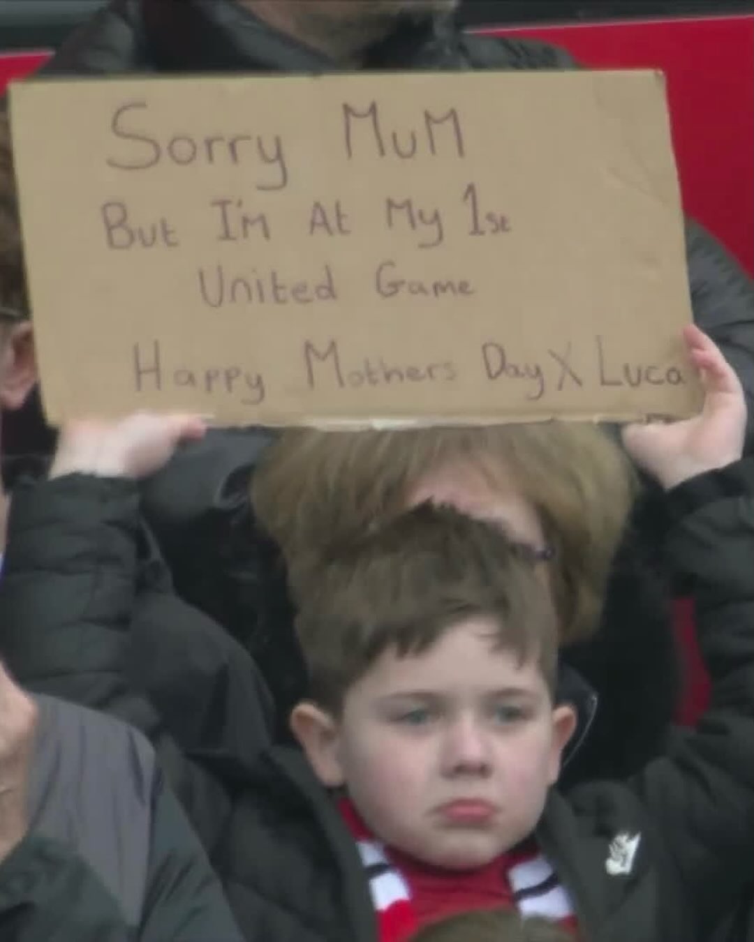 Cậu b&eacute; xin lỗi mẹ v&igrave; trốn đi xem MU quật ng&atilde; Aston Villa, c&aacute;i kết g&acirc;y b&atilde;o to&agrave;n cầu kh&ocirc;ng ngờ tới- Ảnh 1.
