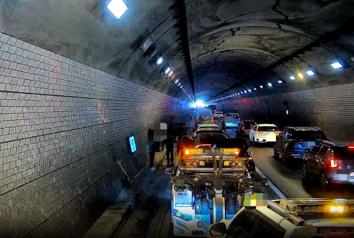 16 &ocirc; t&ocirc; đ&acirc;m li&ecirc;n ho&agrave;n trong đường hầm v&agrave;o giờ cao điểm, 12 người nhập viện- Ảnh 1.