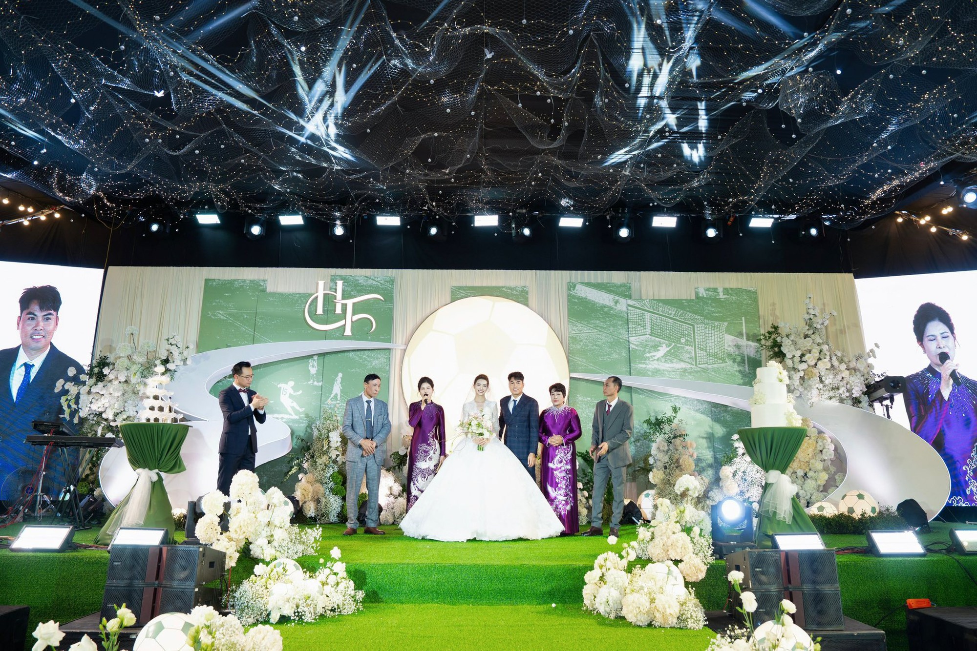 Ảnh cưới n&eacute;t căng của cầu thủ Đức Huy v&agrave; MC Huyền Trang M&ugrave; Tạt- Ảnh 4.