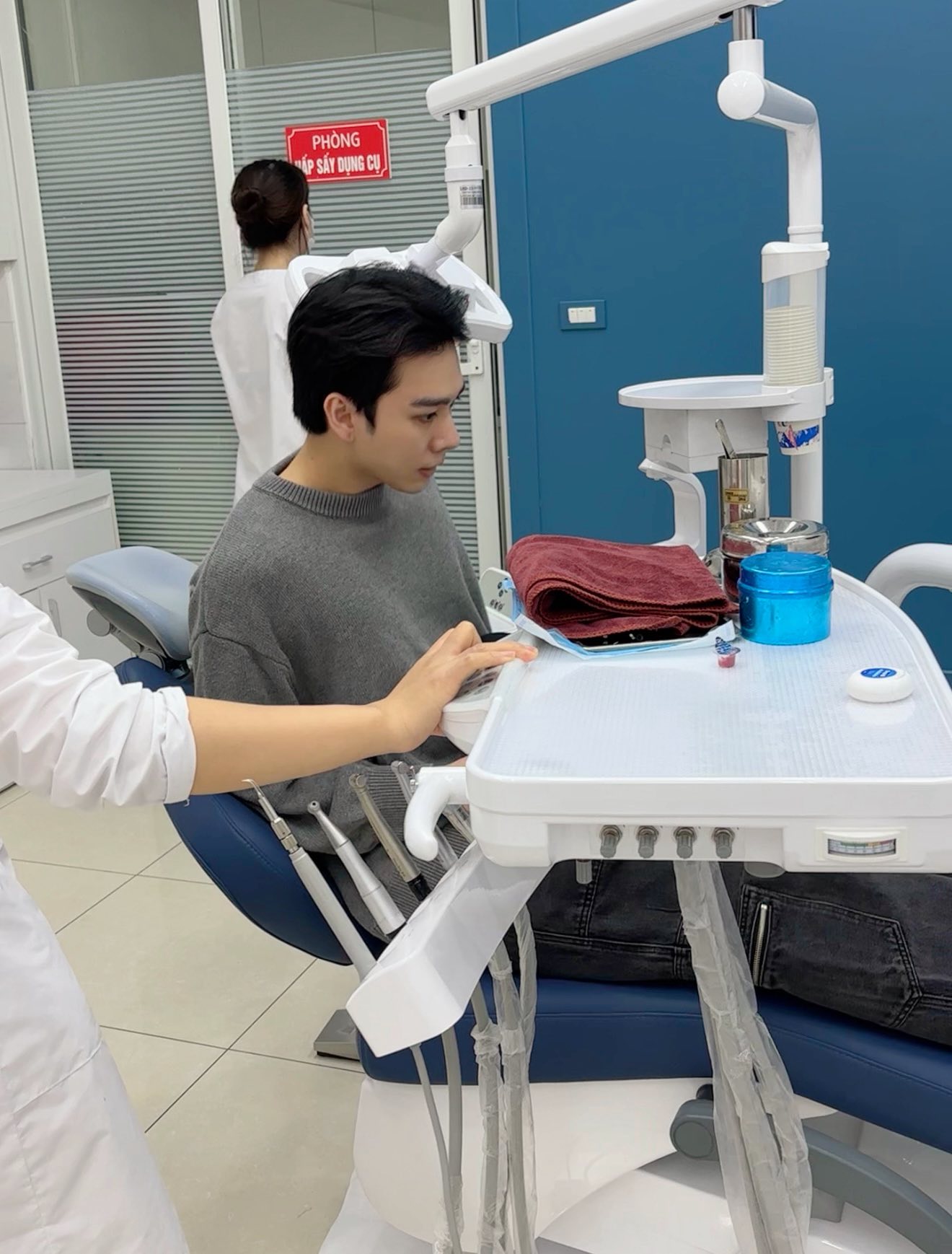 1 Anh Trai hớt hải bỏ chạy khỏi concert, khoảnh khắc nằm trong ph&ograve;ng kh&aacute;m khiến ai cũng hoang mang- Ảnh 2.