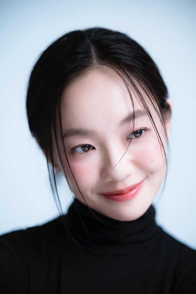 "N&agrave;ng thơ showbiz" cao vỏn vẹn 1m50: Mặc đẹp qu&ecirc;n sầu, đứng ở đ&acirc;u cũng ph&aacute;t s&aacute;ng- Ảnh 1.