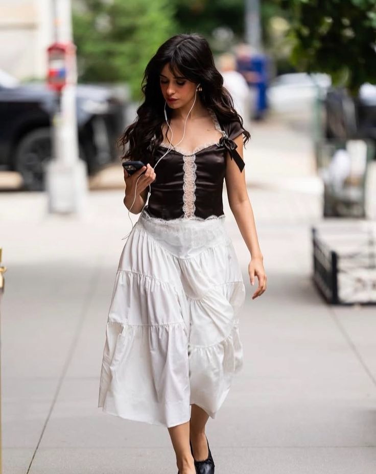 Trời T&acirc;y c&oacute; mỹ nh&acirc;n thấp b&eacute; vỏn vẹn 1m57 nhưng mặc đẹp th&ocirc;i rồi, dạo phố m&agrave; tưởng đi show thời trang- Ảnh 2.