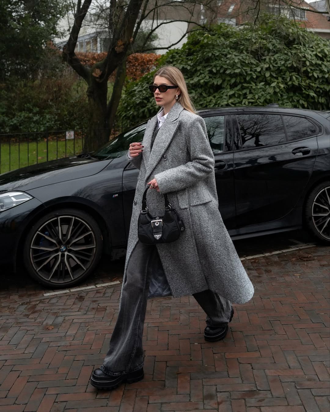 Fashion blogger mặc đồ basic m&agrave; "chanh xả" như t&agrave;i phiệt, ngắm xong chẳng c&ograve;n thiết sắm đồ cầu kỳ- Ảnh 20.