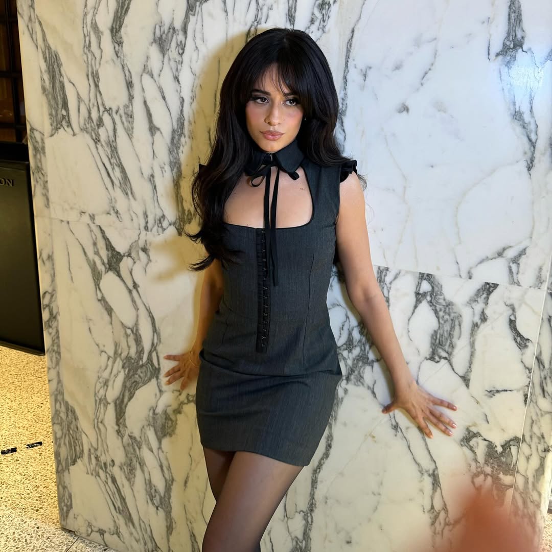 Trời T&acirc;y c&oacute; mỹ nh&acirc;n thấp b&eacute; vỏn vẹn 1m57 nhưng mặc đẹp th&ocirc;i rồi, dạo phố m&agrave; tưởng đi show thời trang- Ảnh 11.