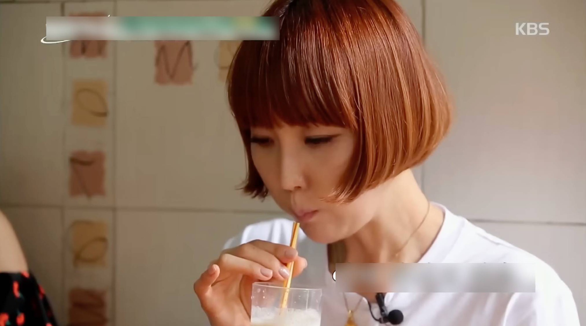 M&oacute;n nước 10.000 đồng của Việt Nam l&ecirc;n truyền h&igrave;nh H&agrave;n Quốc, sao H&agrave;n chỉ 1 hơi đ&atilde; uống cạn- Ảnh 3.