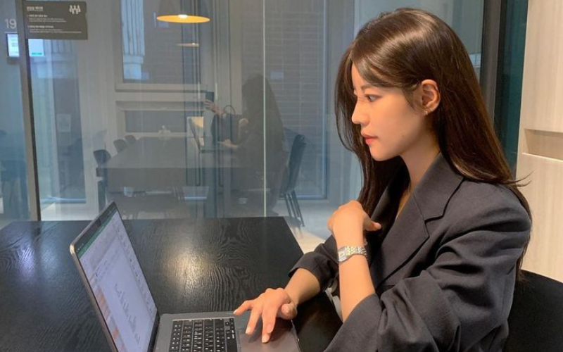 Đi học c&oacute; thi cuối kỳ, đi l&agrave;m c&oacute; buổi đ&aacute;nh gi&aacute; t&aacute;i k&yacute; hợp đồng: L&agrave;m sao để kh&ocirc;ng bị đ&aacute;nh rớt?- Ảnh 1.