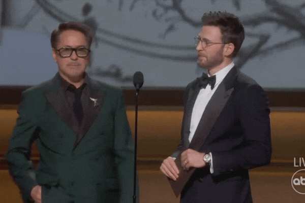 M&agrave;n tặng đồ l&oacute;t tr&ecirc;n s&acirc;n khấu g&acirc;y tranh c&atilde;i nhất Oscar 2026- Ảnh 2.