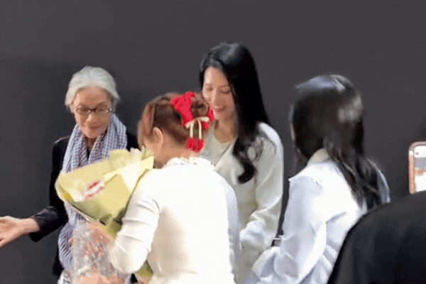 Nữ nghệ sĩ Việt U70 đưa tay nhận qu&agrave; bị kh&aacute;n giả ng&oacute; lơ, netizen bức x&uacute;c &ldquo;thừa kinh tế nhưng thiếu tinh tế&rdquo;- Ảnh 1.