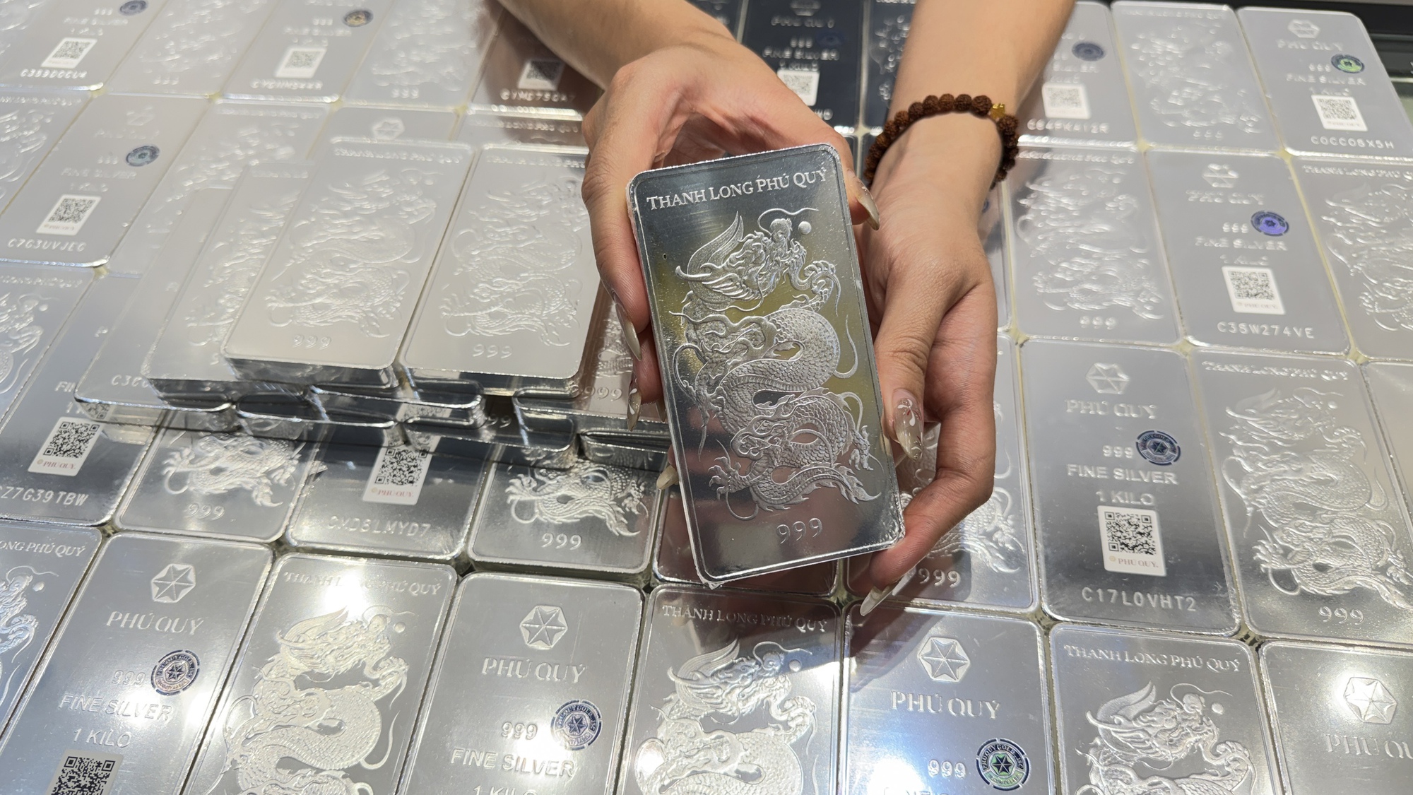 Giá bạc hôm nay 16-3: Giảm nhanh hơn thế giới, người mua bạc lại "méo mặt"- Ảnh 1. Giá bạc hôm nay 16-3: Giảm nhanh hơn thế giới, người mua bạc lại "méo mặt"- Ảnh 1.