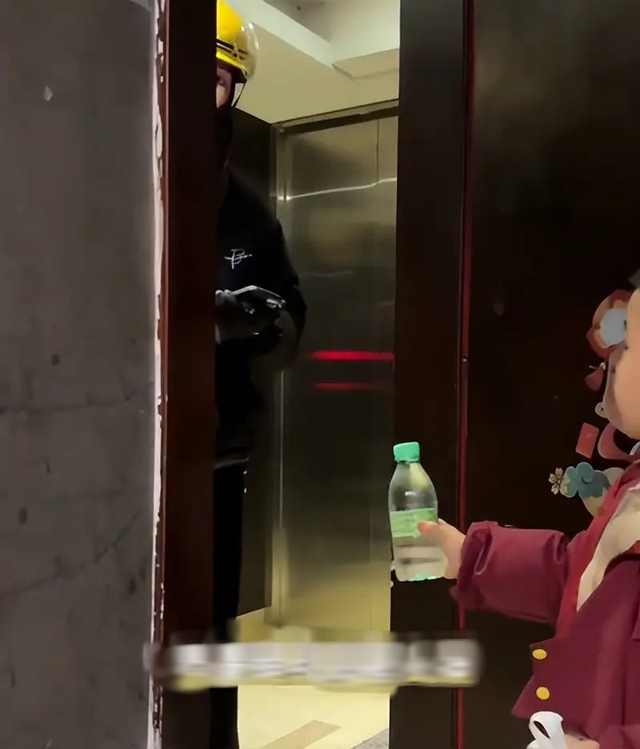 Tranh c&atilde;i quanh việc cha mẹ cho con mang nước cho shipper: Khi gi&aacute;o dục trở th&agrave;nh "content" tr&ecirc;n MXH- Ảnh 1.