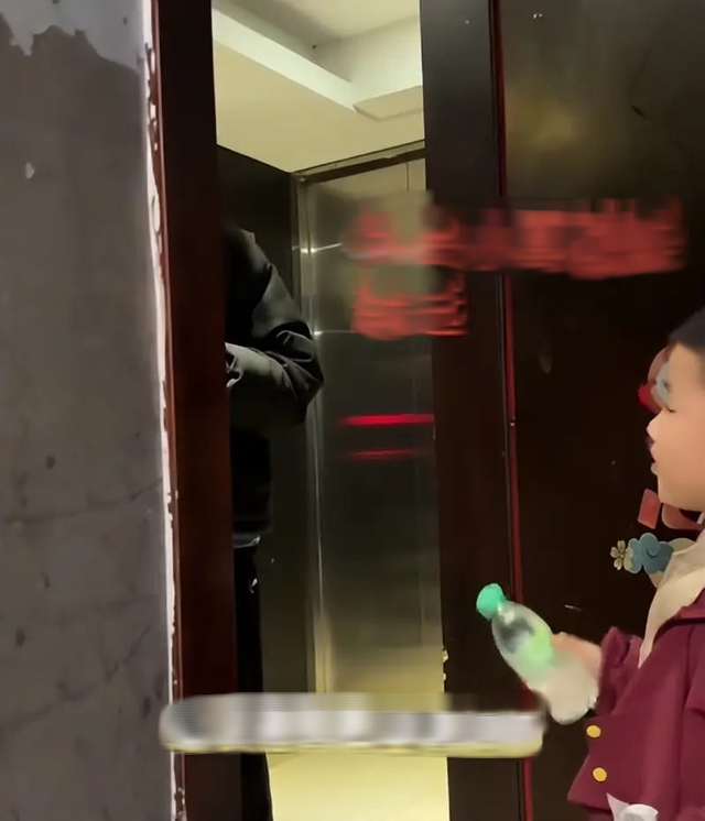 Tranh c&atilde;i quanh việc cha mẹ cho con mang nước cho shipper: Khi gi&aacute;o dục trở th&agrave;nh "content" tr&ecirc;n MXH- Ảnh 2.