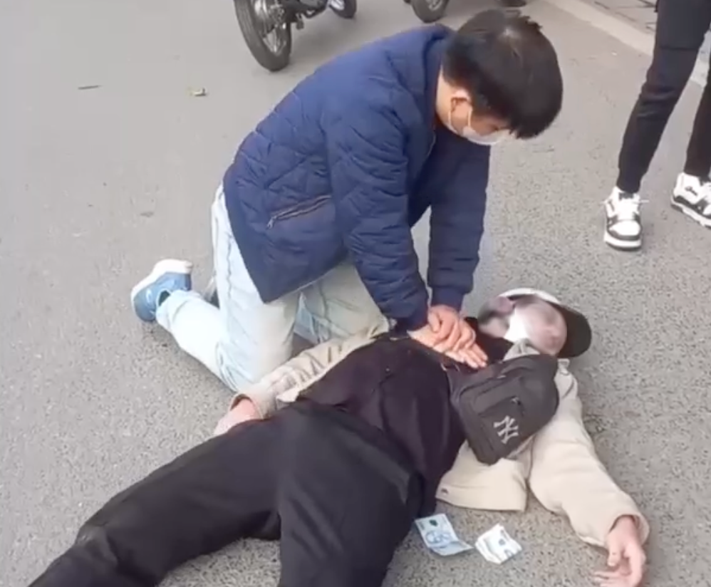 B&aacute;c sĩ &eacute;p tim cứu sống thanh ni&ecirc;n ngừng tuần ho&agrave;n tr&ecirc;n phố- Ảnh 1.