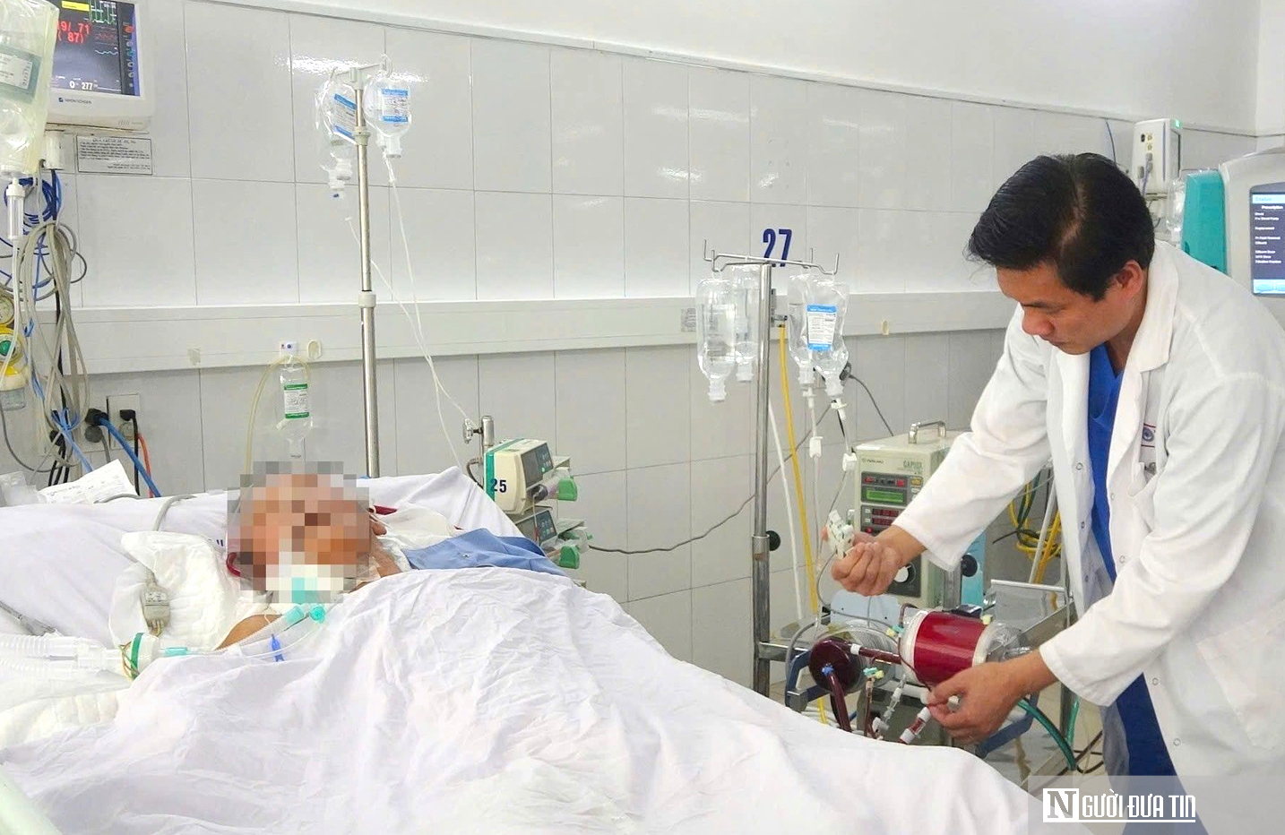 Cụ &ocirc;ng bị hổ mang cắn vẫn cố giữ chặt con rắn, c&acirc;u chuyện ph&iacute;a sau khiến nhiều người nghẹn l&ograve;ng- Ảnh 4.