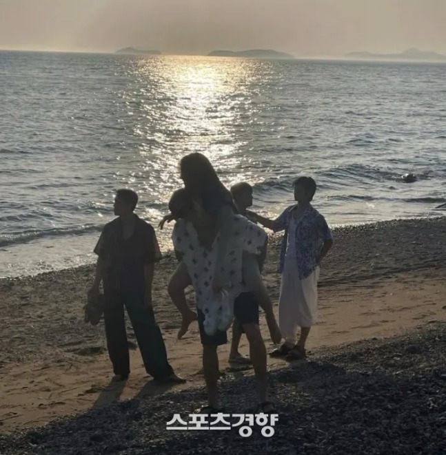 Bố mẹ n&agrave;ng hậu đ&igrave;nh đ&aacute;m 