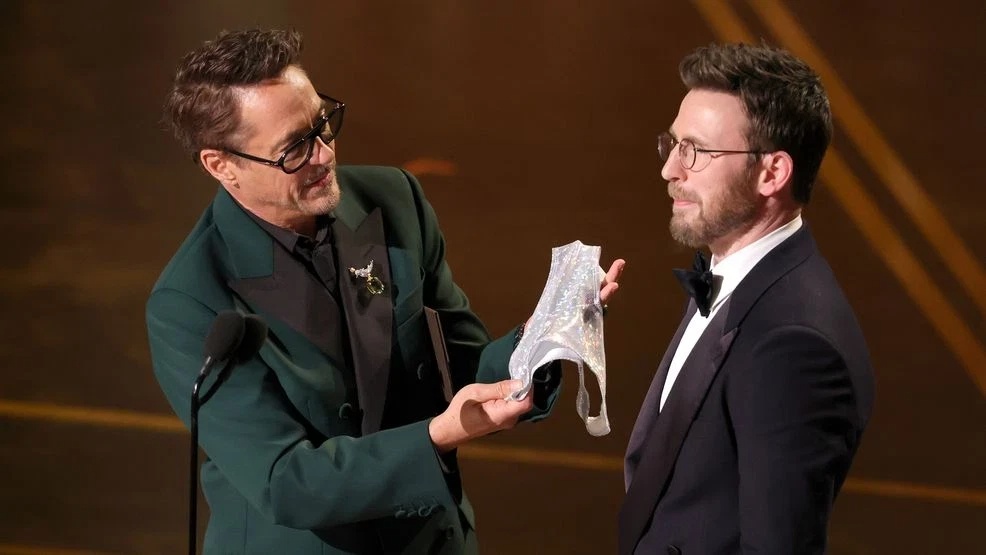 M&agrave;n tặng đồ l&oacute;t tr&ecirc;n s&acirc;n khấu g&acirc;y tranh c&atilde;i nhất Oscar 2026- Ảnh 3.