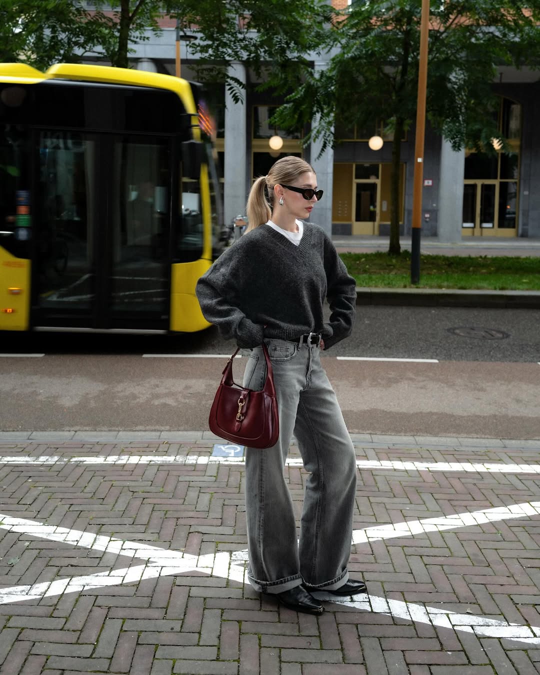 Fashion blogger mặc đồ basic m&agrave; "chanh xả" như t&agrave;i phiệt, ngắm xong chẳng c&ograve;n thiết sắm đồ cầu kỳ- Ảnh 11.