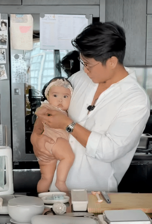 Bố bỉm Huy Trần nấu ăn dặm cho b&eacute; Gạo, &aacute;i nữ h&aacute;u ăn đến mức đ&ograve;i miếng khoai t&acirc;y vừa hấp xong, khiến ai cũng bật cười- Ảnh 1.