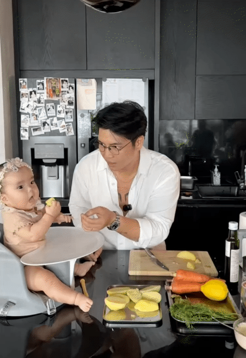 Bố bỉm Huy Trần nấu ăn dặm cho b&eacute; Gạo, &aacute;i nữ h&aacute;u ăn đến mức đ&ograve;i miếng khoai t&acirc;y vừa hấp xong, khiến ai cũng bật cười- Ảnh 7.