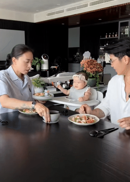 Bố bỉm Huy Trần nấu ăn dặm cho b&eacute; Gạo, &aacute;i nữ h&aacute;u ăn đến mức đ&ograve;i miếng khoai t&acirc;y vừa hấp xong, khiến ai cũng bật cười- Ảnh 12.