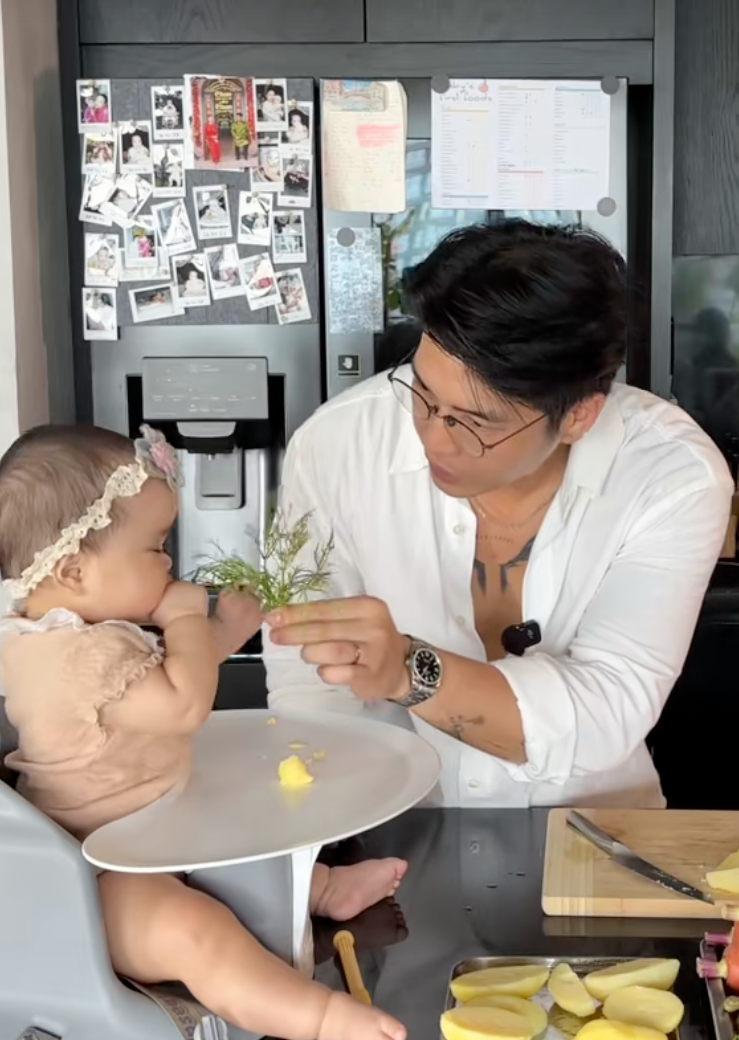 Bố bỉm Huy Trần nấu ăn dặm cho b&eacute; Gạo, &aacute;i nữ h&aacute;u ăn đến mức đ&ograve;i miếng khoai t&acirc;y vừa hấp xong, khiến ai cũng bật cười- Ảnh 5.