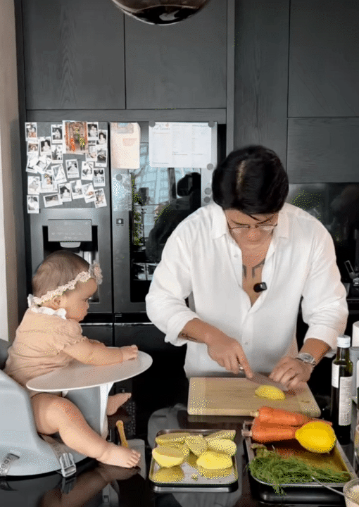 Bố bỉm Huy Trần nấu ăn dặm cho b&eacute; Gạo, &aacute;i nữ h&aacute;u ăn đến mức đ&ograve;i miếng khoai t&acirc;y vừa hấp xong, khiến ai cũng bật cười- Ảnh 6.