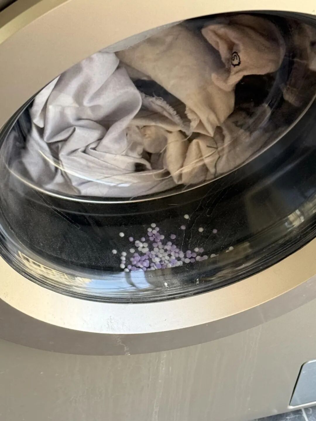 Sống hơn 30 năm t&ocirc;i mới biết 6 c&aacute;ch d&ugrave;ng m&aacute;y giặt cửa trước đ&uacute;ng chuẩn: Quần &aacute;o sạch hơn, kh&ocirc;ng c&ograve;n m&ugrave;i v&agrave; tiết kiệm điện nước r&otilde; rệt- Ảnh 4.