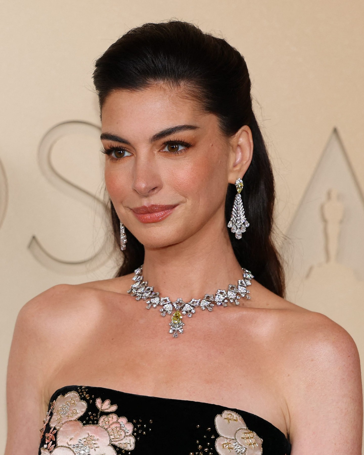 Anne Hathaway 44 tr&ocirc;ng như 24: C&oacute; kiểu ăn "chống gi&agrave;" phụ nữ trung ni&ecirc;n rất n&ecirc;n học hỏi- Ảnh 2.