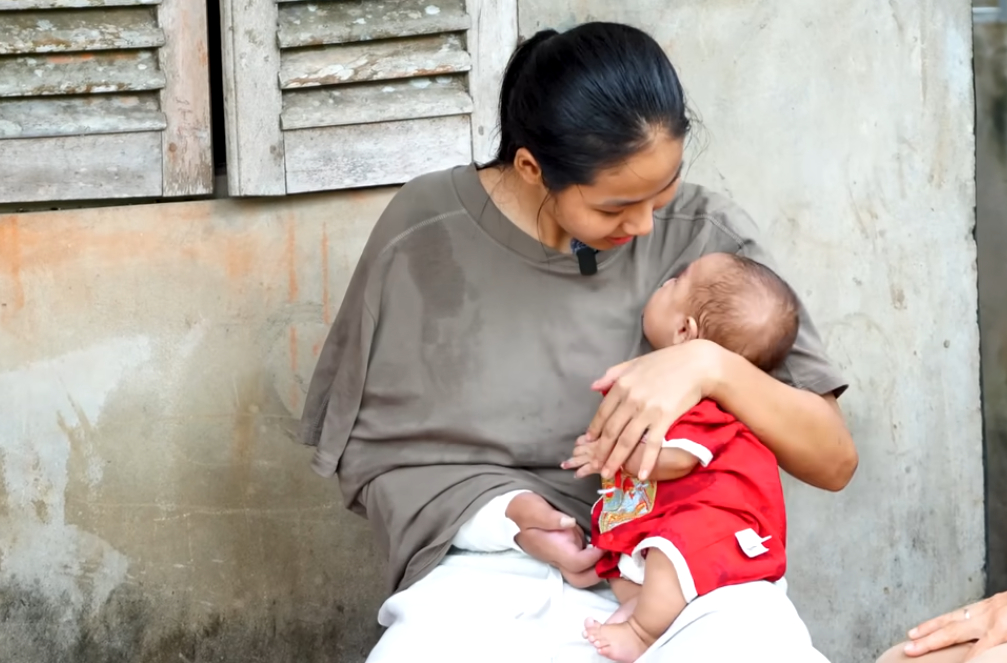 Từng g&acirc;y chấn động với ca gh&eacute;p b&agrave;n tay đứt l&igrave;a v&agrave;o ch&acirc;n khi đang mang song thai, cuộc sống hiện tại của người mẹ đơn th&acirc;n giờ ra sao?- Ảnh 3.