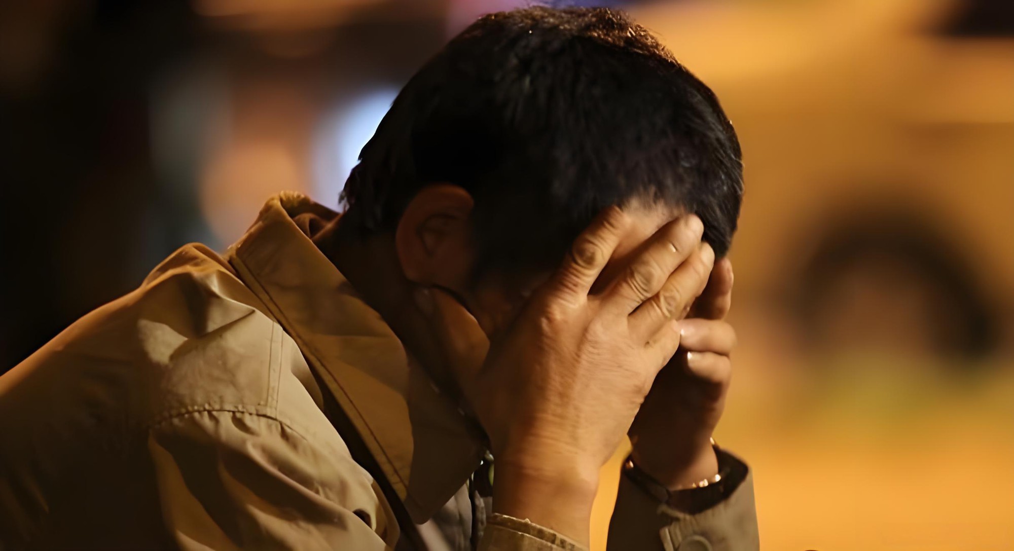 Khi người cha bật khóc vì con tốt nghiệp ĐH rồi ở nhà "ăn bám": Đừng để nỗi lo cơm áo làm đứt gãy sự thấu hiểu- Ảnh 1. Khi người cha bật khóc vì con tốt nghiệp ĐH rồi ở nhà "ăn bám": Đừng để nỗi lo cơm áo làm đứt gãy sự thấu hiểu- Ảnh 1.